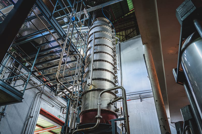 Grande colonne de distillation en métal dans une distillerie